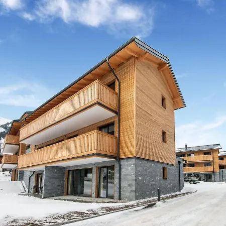 Golden Lodges With Parking
